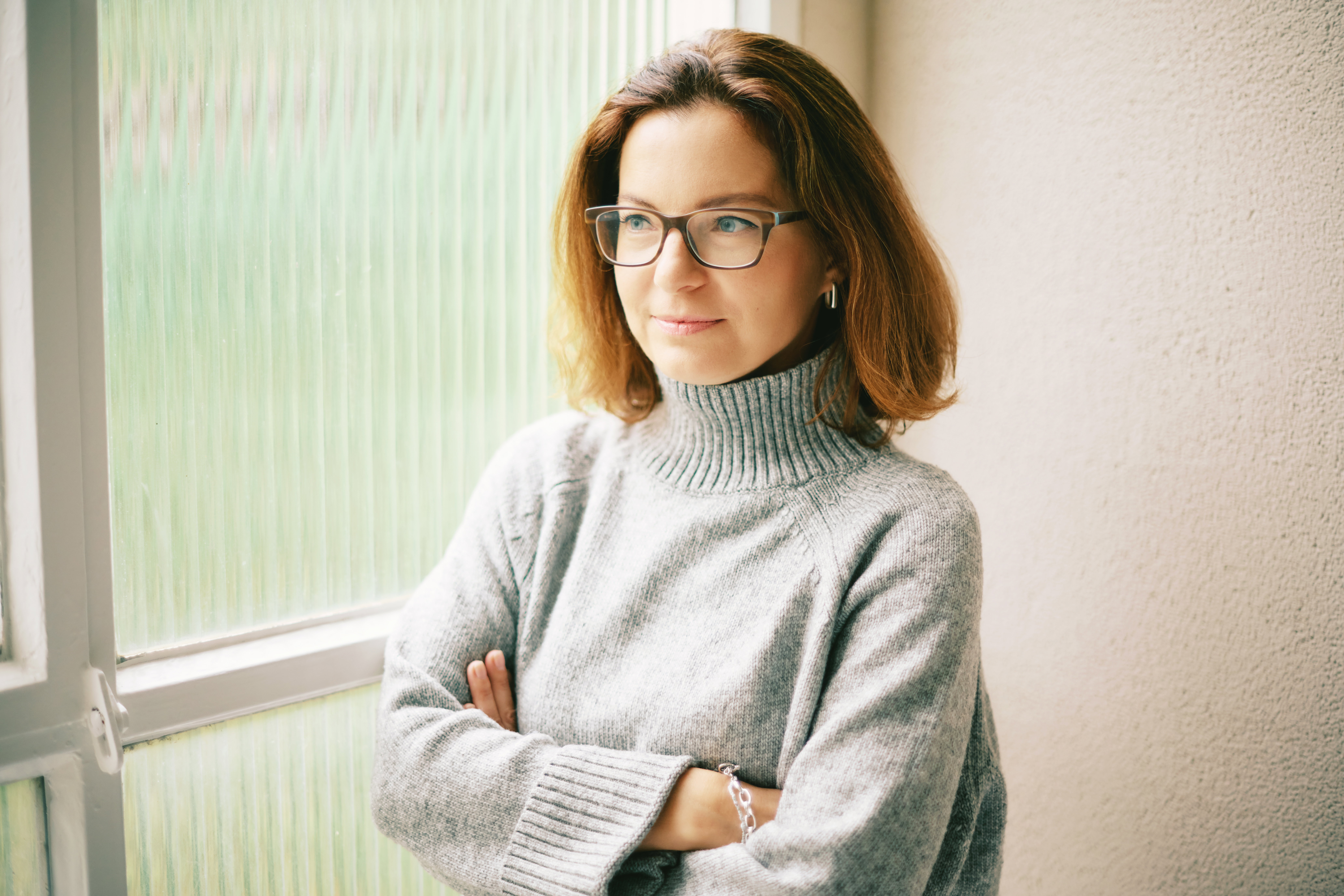 kobieta myśli o zdradzającym mężu