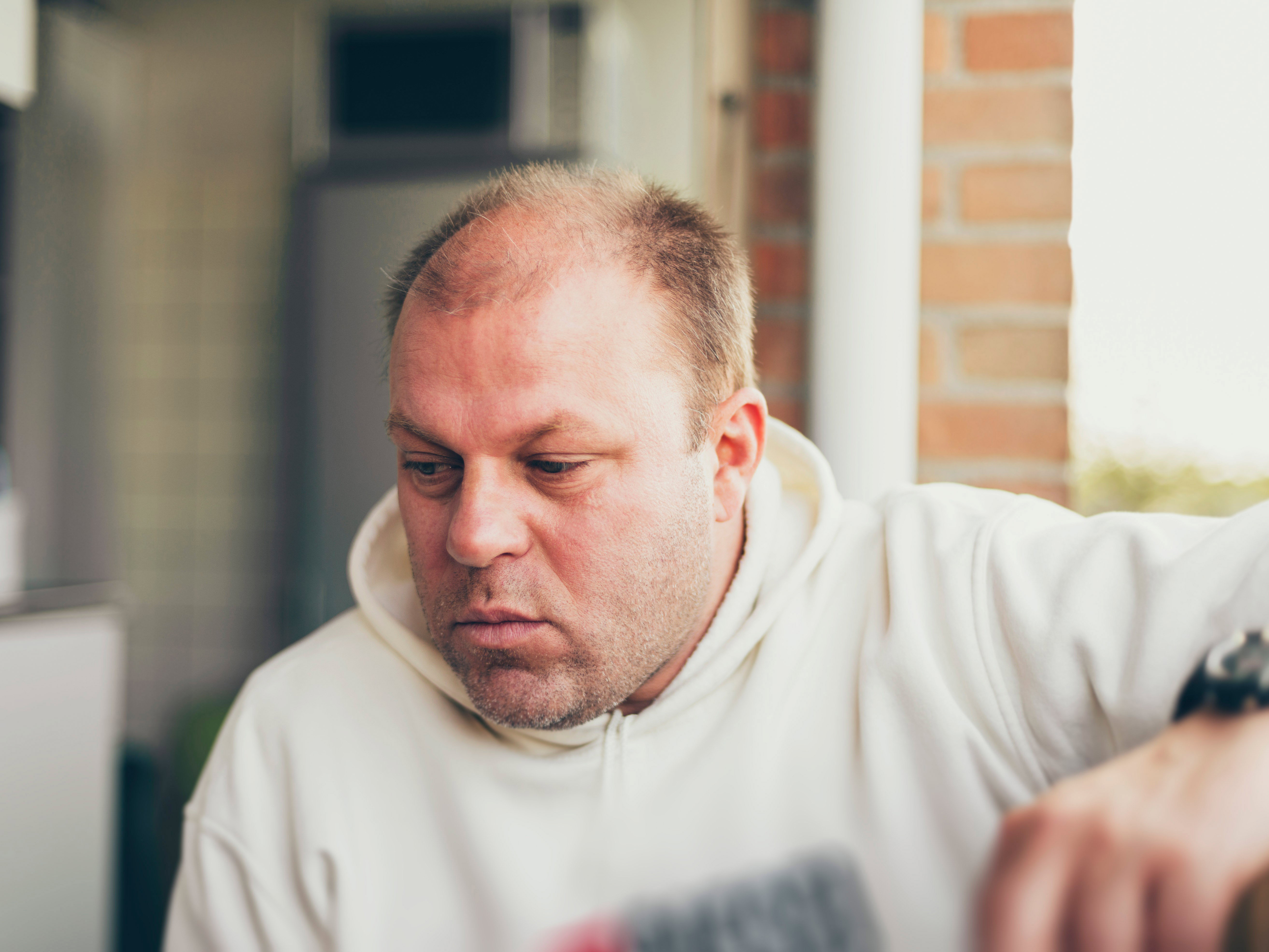 Smutny męzczyzna w średnim wieku