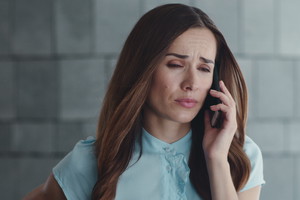 Smutna, wściekła, zła kobieta, telefon