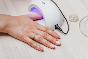 lampa do manicure hybrydowego
