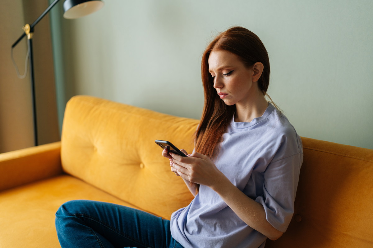 kobieta zmartwiona przez swoją matkę