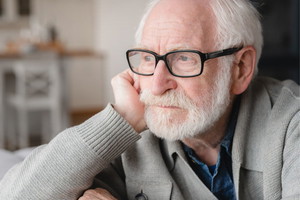 zmartwiony dziadek