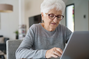 Babcia, starsza pani, kobieta, internet, komputer