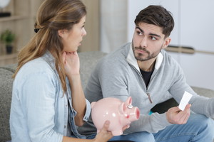 Kłótnia w związku, konflikt, małżeństwo, para, związek, problemy finansowe, pieniądze