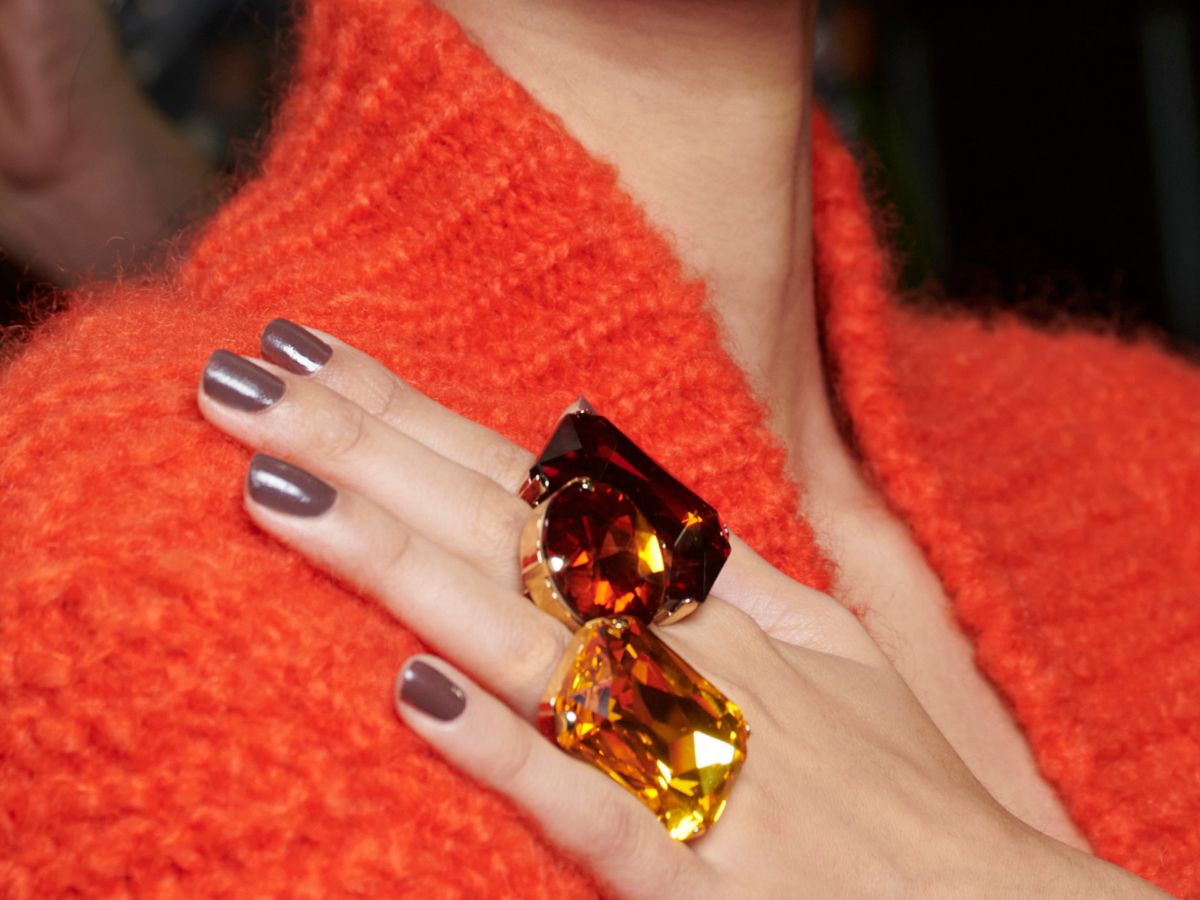 Modne paznokcie hybrydowe jesień-zima 202232024: trendy w manicure, inspiracje