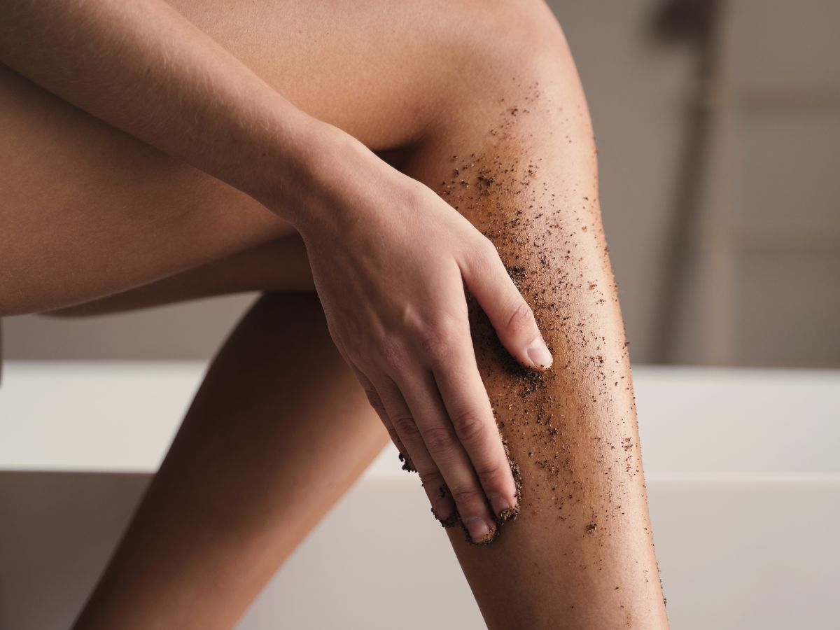Peeling przed czy po goleniu? Jak się golić, żeby uniknąć podrażnień? Wskazówki