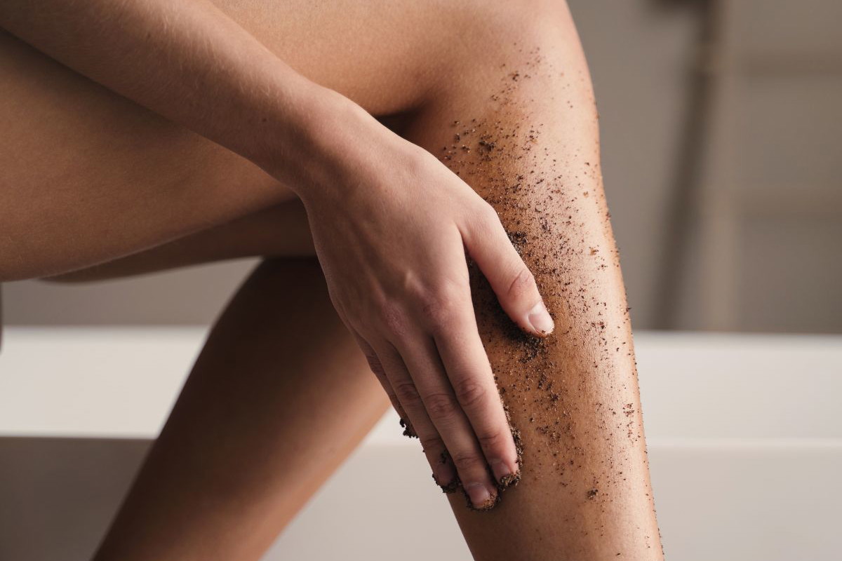 Peeling przed czy po goleniu? Jak się golić, żeby uniknąć podrażnień? Wskazówki