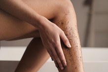 Peeling przed czy po goleniu? Jak się golić, żeby uniknąć podrażnień? Wskazówki