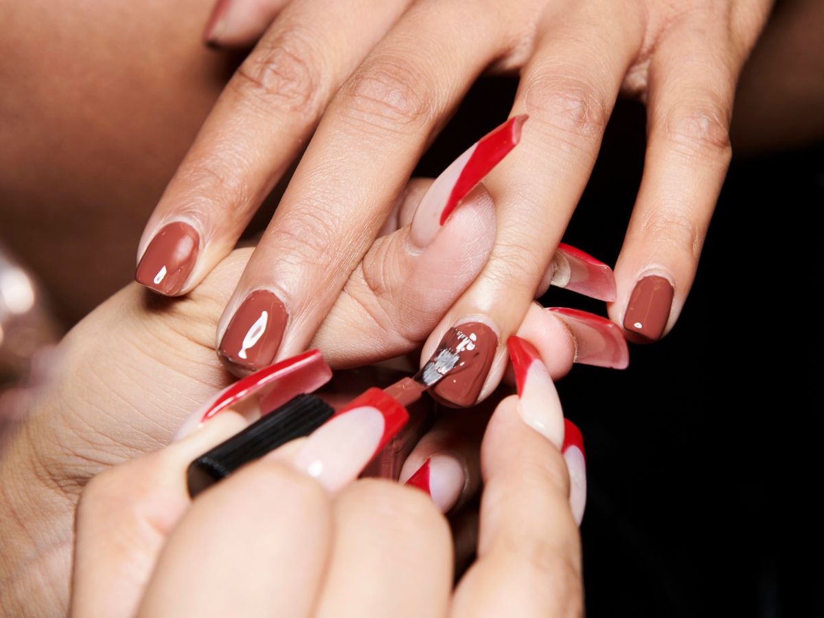 Kawowe paznokcie - latte nails, cofee nails, trendy w manicure jesień zima 2023/2024