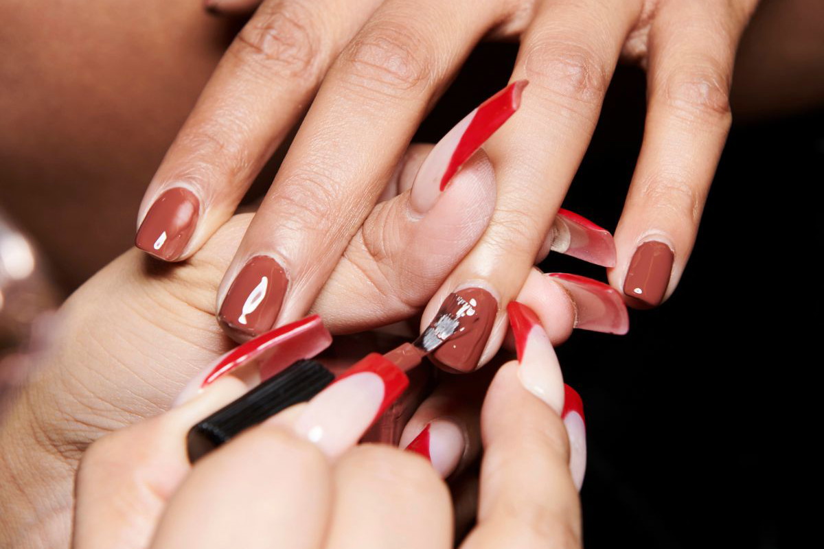 Kawowe paznokcie - latte nails, cofee nails, trendy w manicure jesień zima 2023/2024