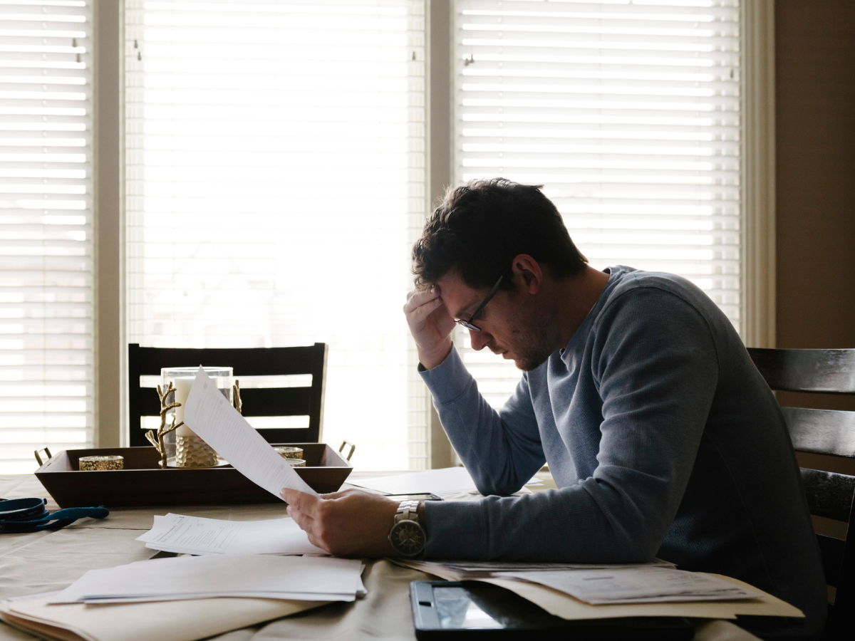 mężczyzna z problemami finansowymi