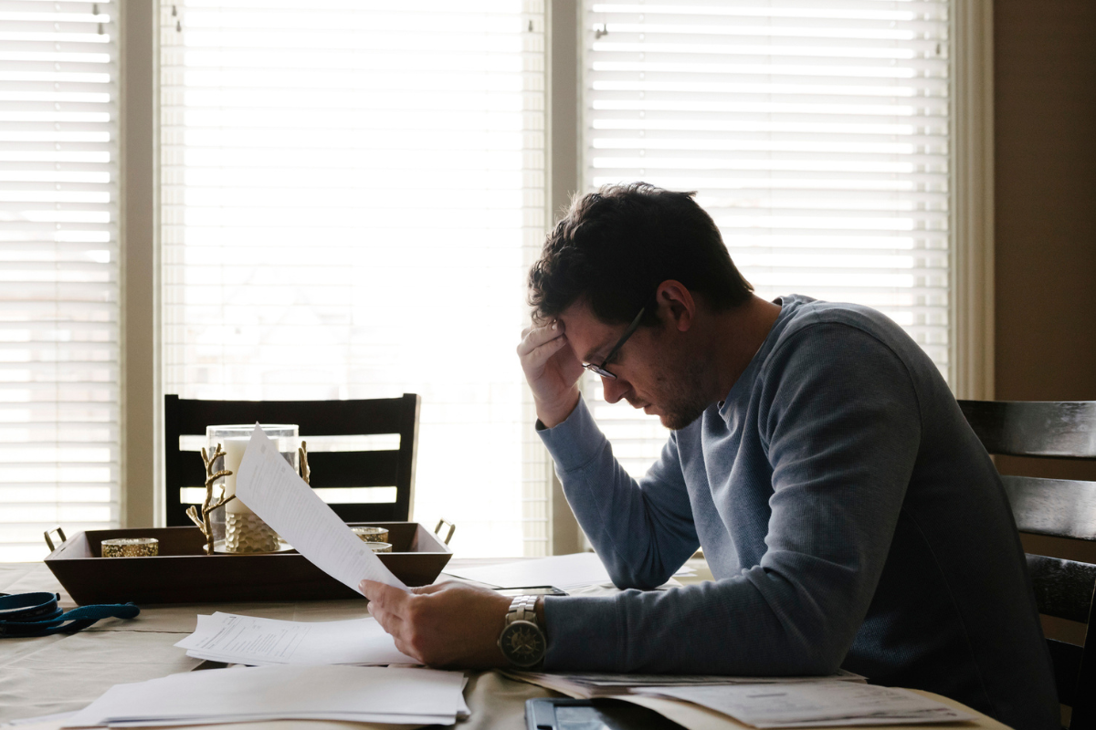 mężczyzna z problemami finansowymi