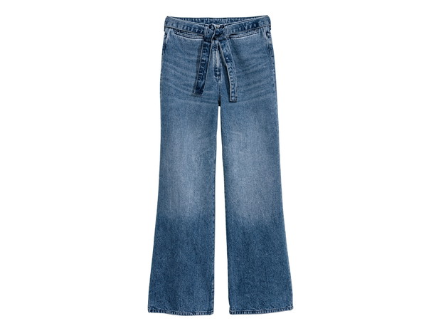Dżinsowe spodnie z paskiem H&M, cena ok. 149 zł