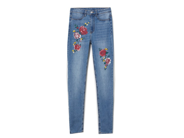 Spodnie dżinsowe w kwiaty H&M, cena ok. 99 zł