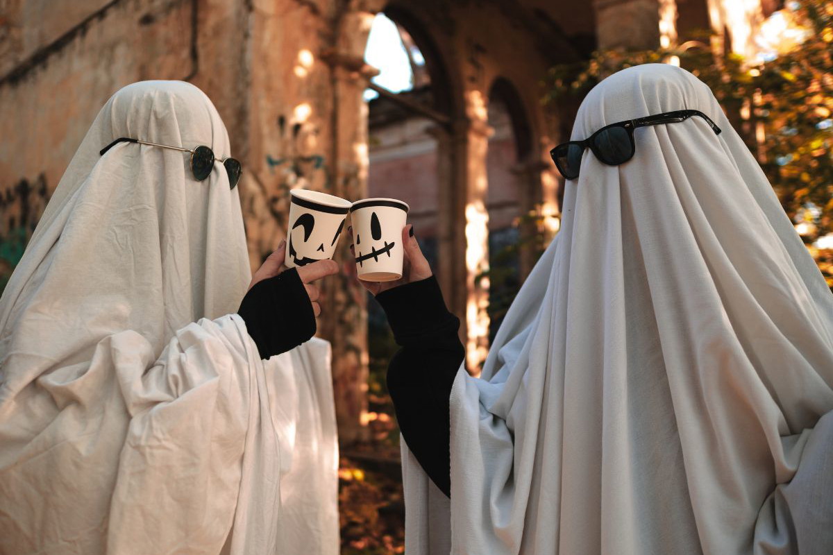 Przebranie na Halloween DIY: jak zrobić straszny halloweenowy strój z niczego?