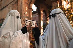 Przebranie na Halloween DIY: jak zrobić straszny halloweenowy strój z niczego?