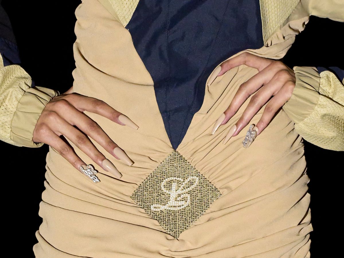Paznokcie na andrzejki 2023: inspiracje na modny manicure hybrydowy i klasyczny