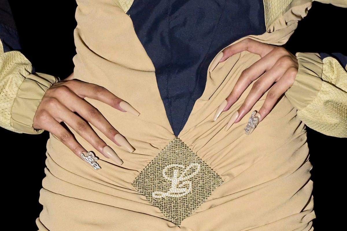 Paznokcie na andrzejki 2023: inspiracje na modny manicure hybrydowy i klasyczny