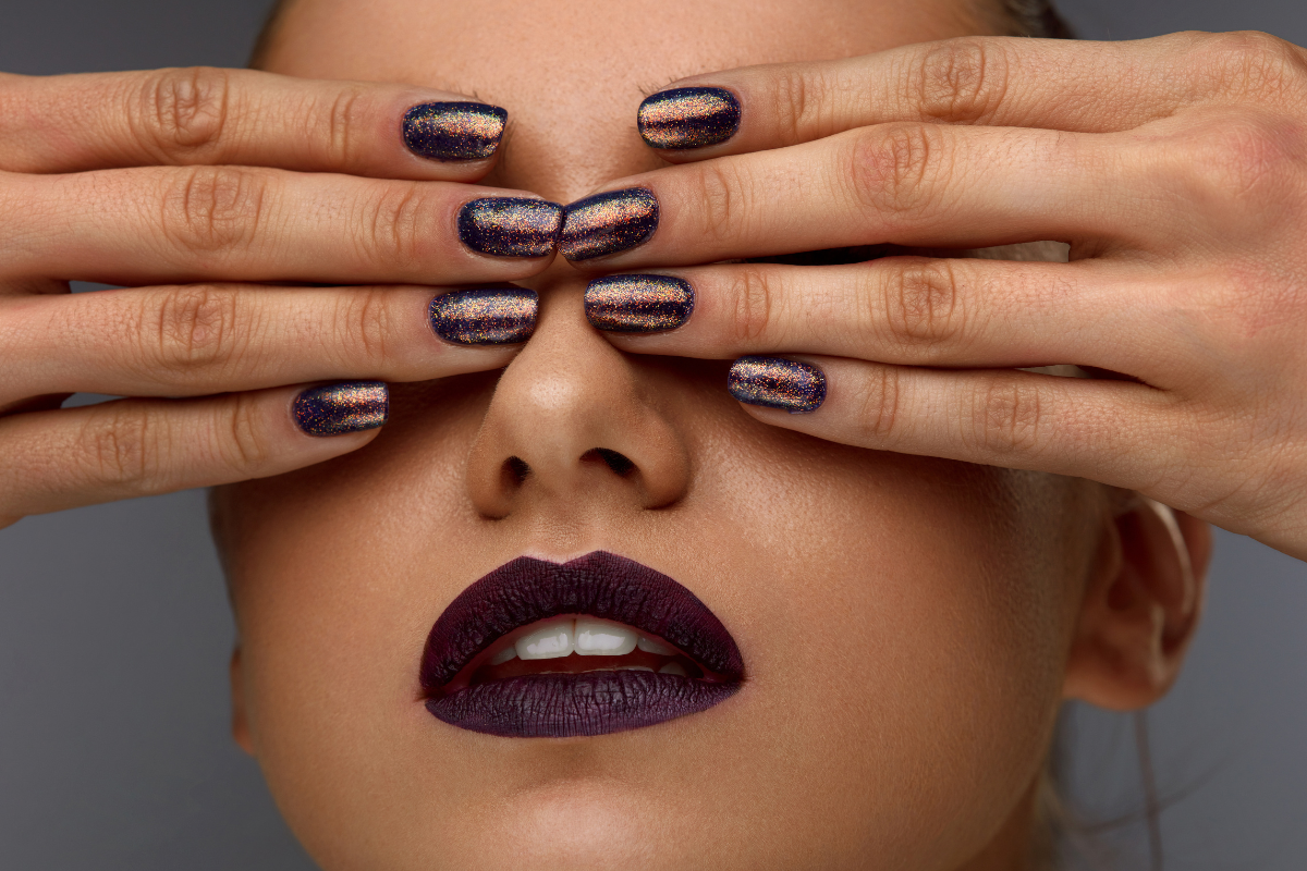 Paznokcie sylwestrowe 2023/2024 - modny manicure na imprezę. Inspiracje