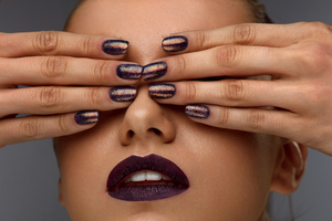 Paznokcie sylwestrowe 2023/2024 - modny manicure na imprezę. Inspiracje