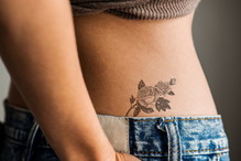 Najmodniejsze tatuaże damskie - inspiracje na wyjątkowe, eleganckie tatuaże na rękę i nie tylko