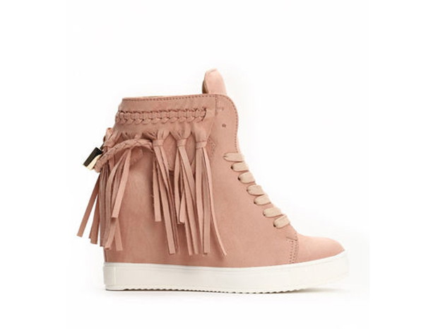 Sneakersy z frędzlami Denley, cena ok. 59 zł