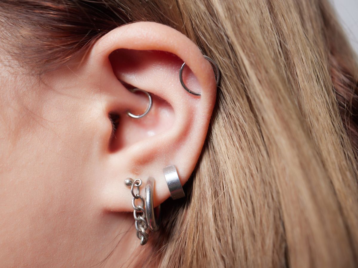 Daith piercong: co to jest, czy boli, gojenie, wady, cena, daith na migrenę