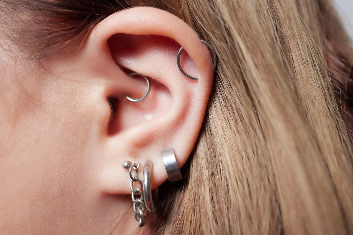 Daith piercong: co to jest, czy boli, gojenie, wady, cena, daith na migrenę