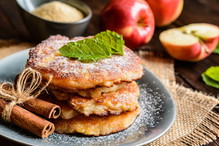Fit placki z jabłkami - łatwe przepisy na niskokaloryczne placki smażone i pieczone