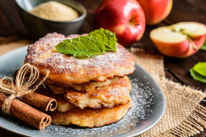 Fit placki z jabłkami - łatwe przepisy na niskokaloryczne placki smażone i pieczone