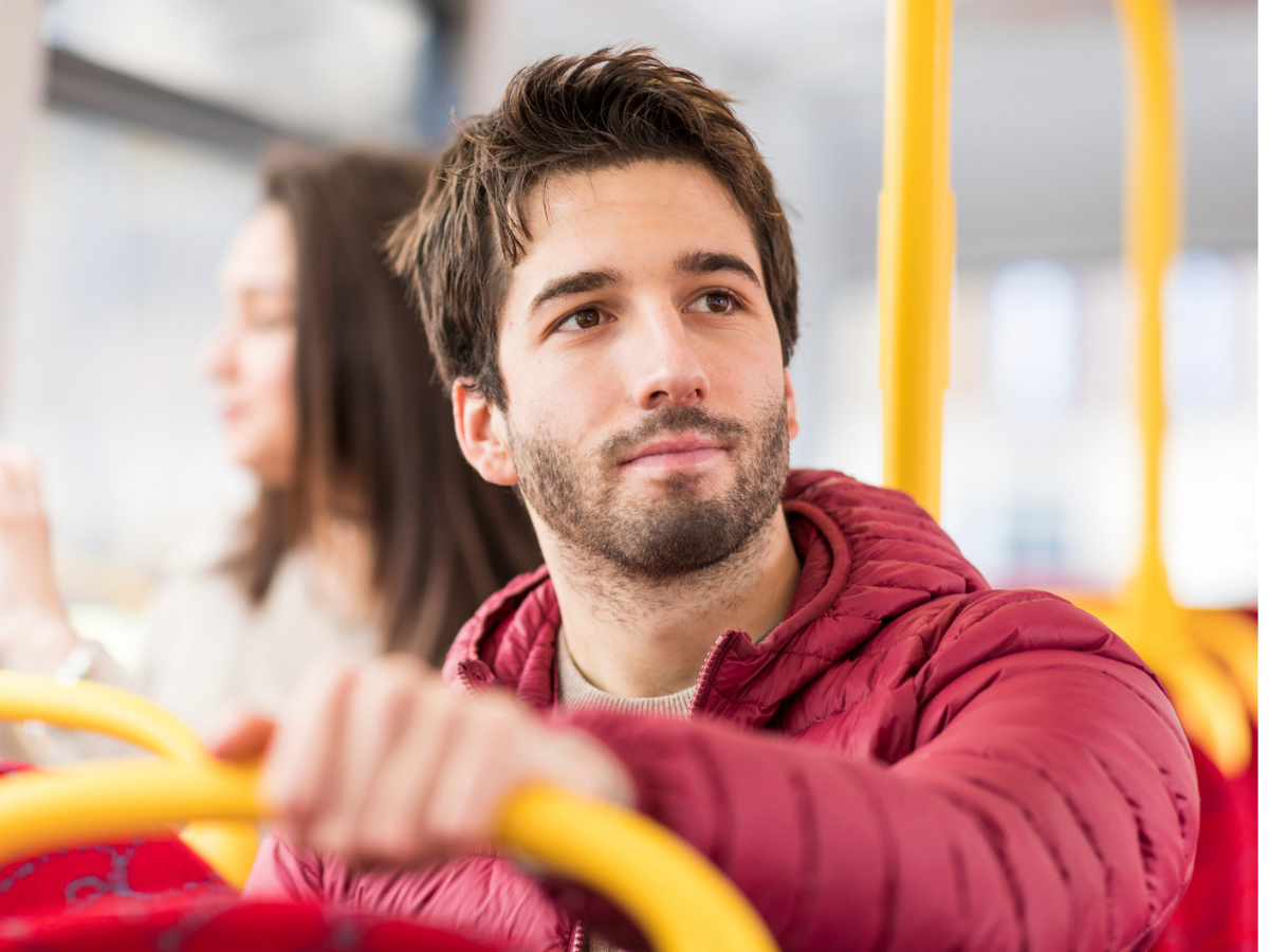 mężczyzna w autobusie