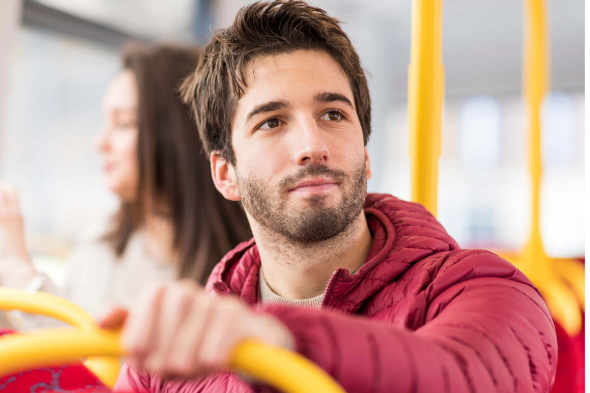 mężczyzna w autobusie