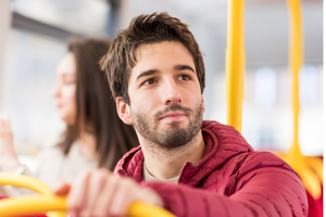 mężczyzna w autobusie