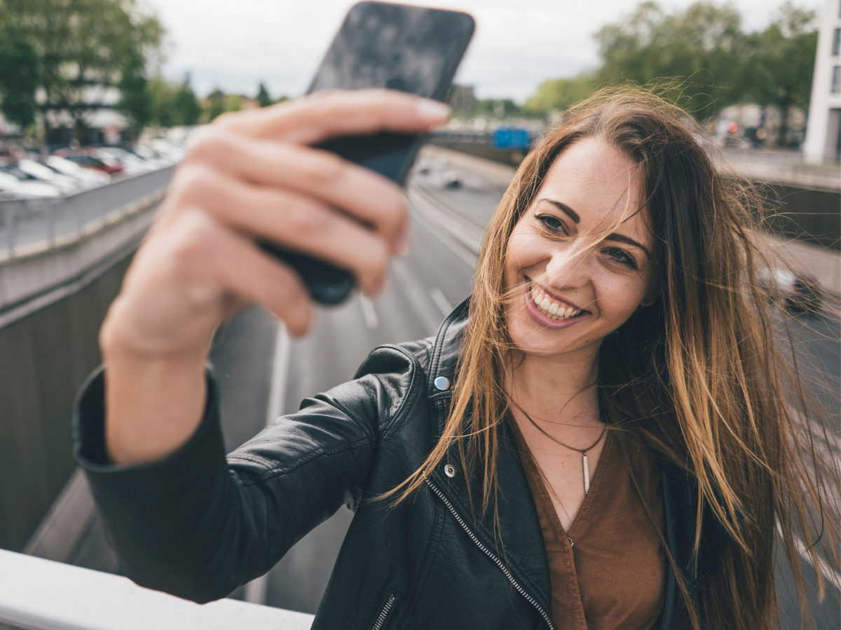 dziewczyna robiąca selfie