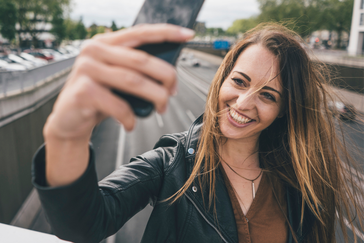 dziewczyna robiąca selfie