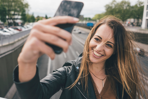 dziewczyna robiąca selfie