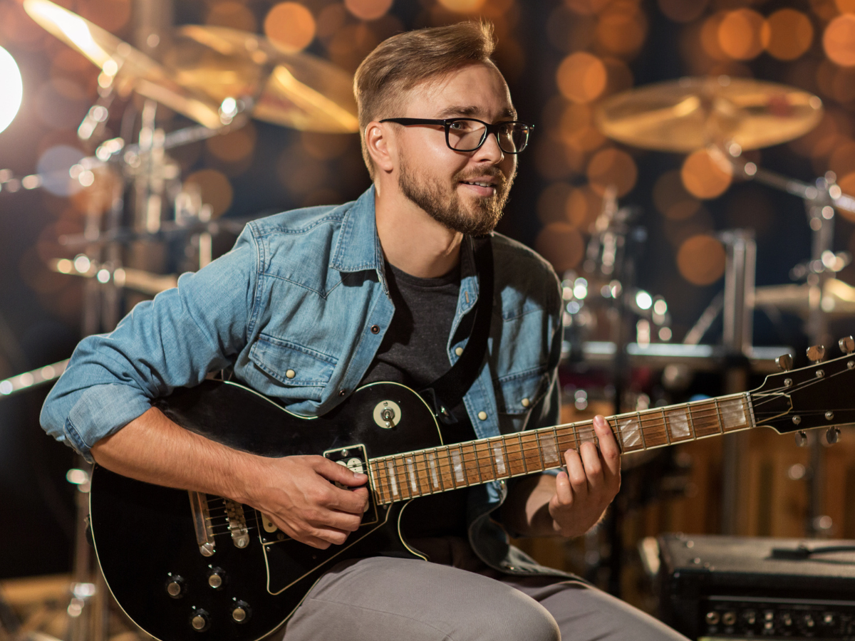 mężczyzna grający na gitarze