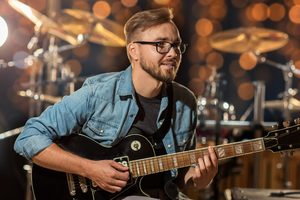 mężczyzna grający na gitarze