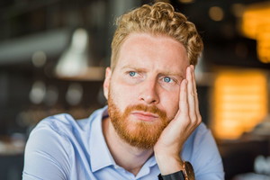 zamyślony mężczyzna