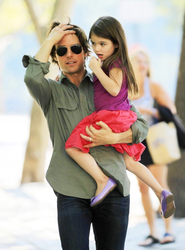 ALLONS961909Tom-Cruise-Suri-Cruise07-661da0f