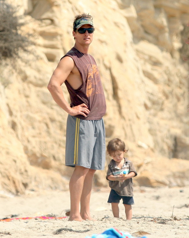ALLONS695627Matthew-McConaughey-Levi-02-91e5558