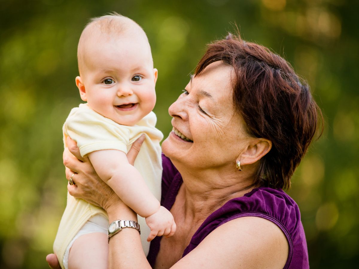 Babcia z dzieckiem