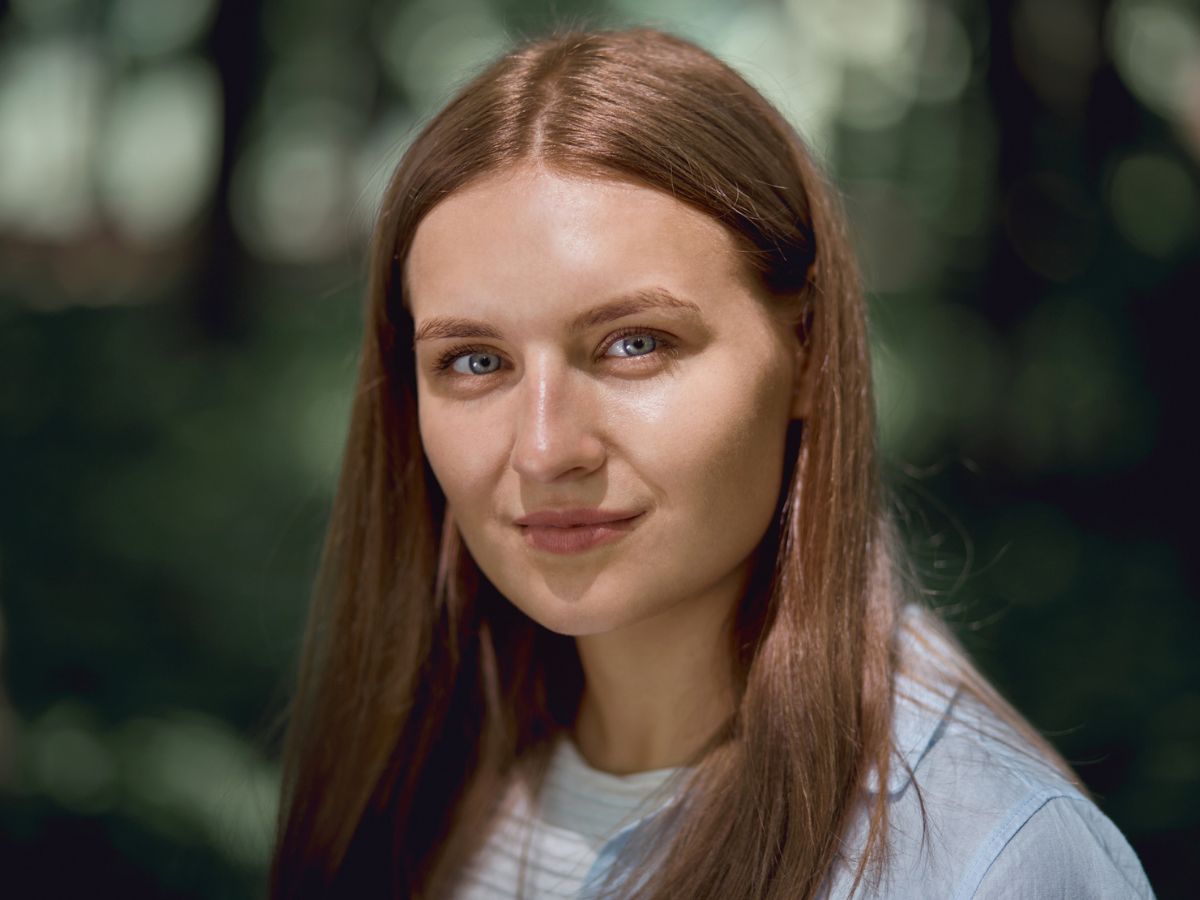 Zamyślona młoda kobieta