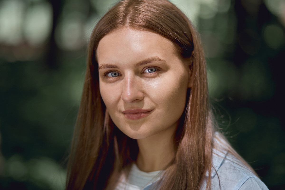 Zamyślona młoda kobieta
