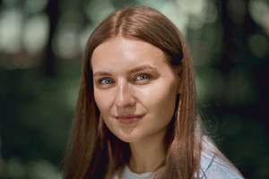 Zamyślona młoda kobieta