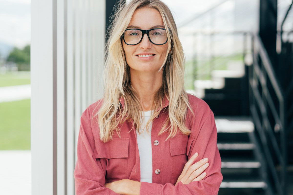 pewna siebie kobieta
