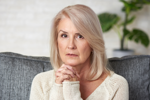 zmartwiona kobieta