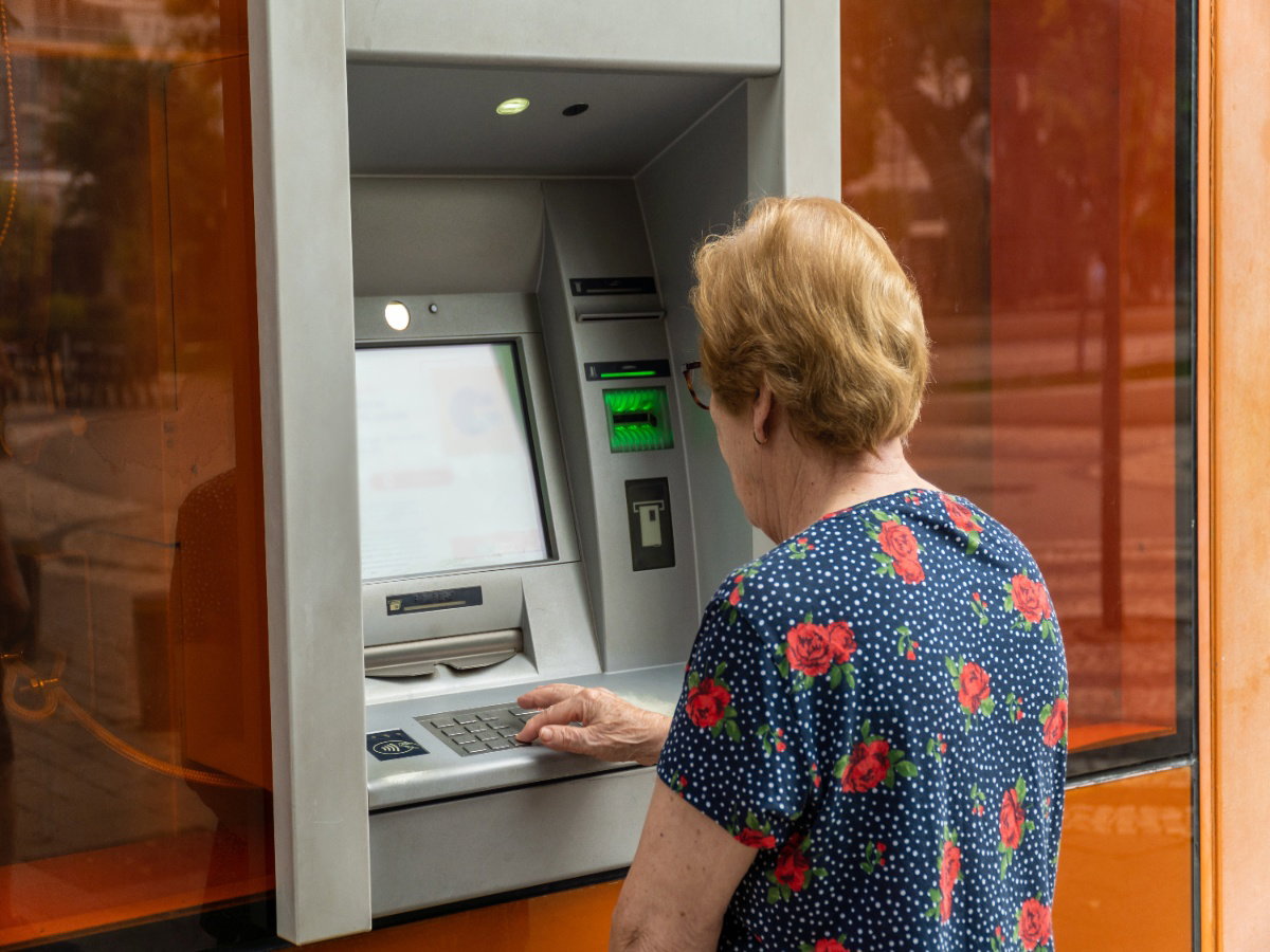 Uważaj na to korzystając z bankomatu. PKO BP ostrzega, jak chronić swoje pieniądze