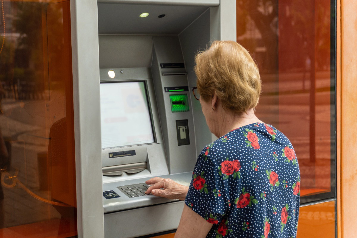 Uważaj na to korzystając z bankomatu. PKO BP ostrzega, jak chronić swoje pieniądze