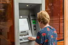 Uważaj na to korzystając z bankomatu. PKO BP ostrzega, jak chronić swoje pieniądze